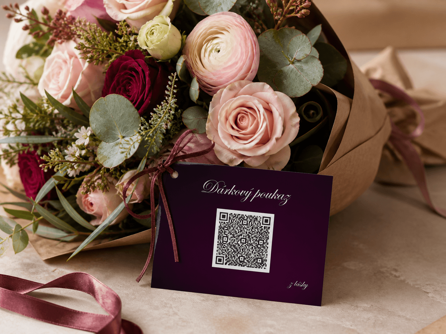 Květina s dárkovým poukazem a QR kódem